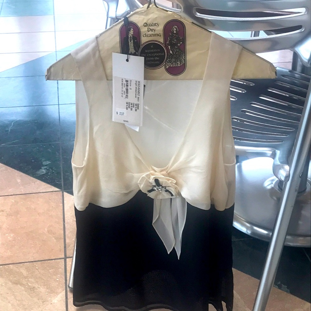 ST.JOHN 100% silk top, white /black top, size 2, with center rhinestone rosette